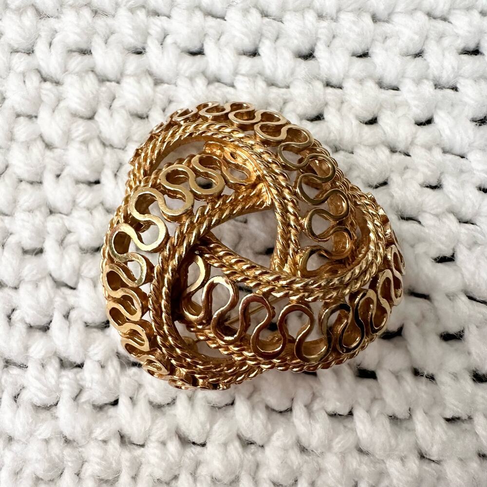 Boucher Vintage Gold Tone 9126 Gold Triple Knot Loop Brooch Pin Signed Luxury